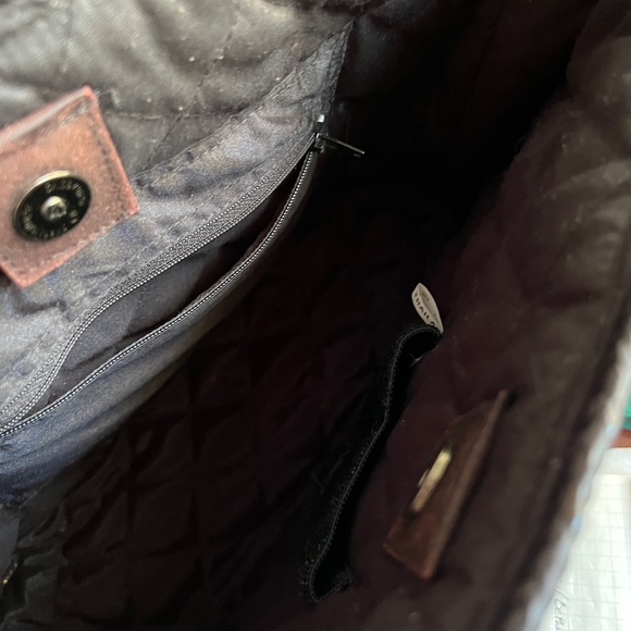 Black straw handbag with tortoise shell handle. - Picture 3 of 8